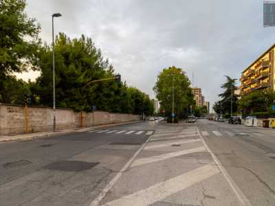 A questo punto, superato un semaforo, la strada si biforca: a destra prosegue come via Camillo Rosalba, a sinistra prende il nome di via Salvatore Matarrese. Noi andiamo a sinistra per entrare nel cuore della �zona dello Sheraton�